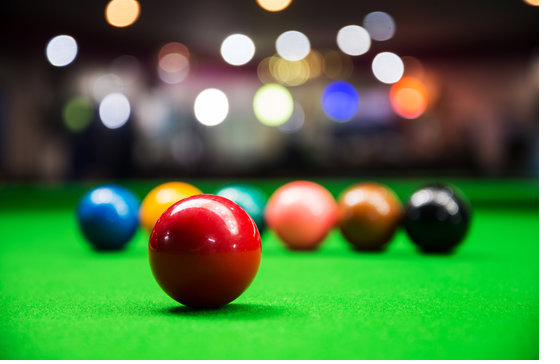 Snooker — rote Kugel auf grünem Tuch