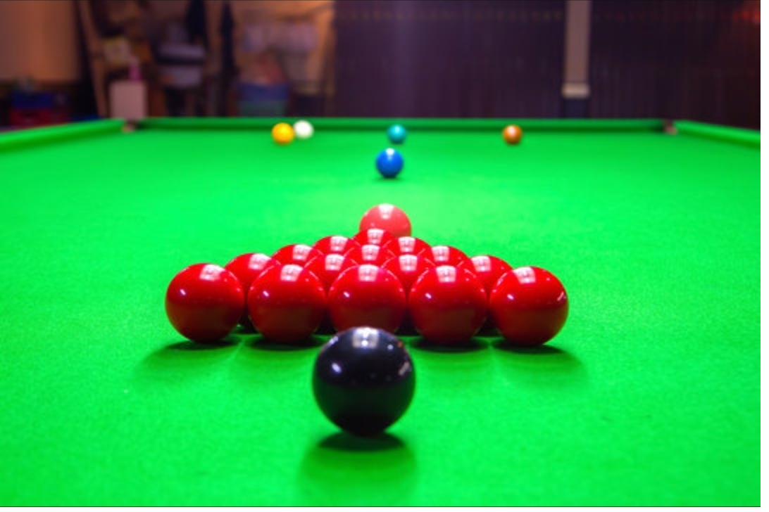 Snooker-Aufbau mit roten Kugeln und Schwarz