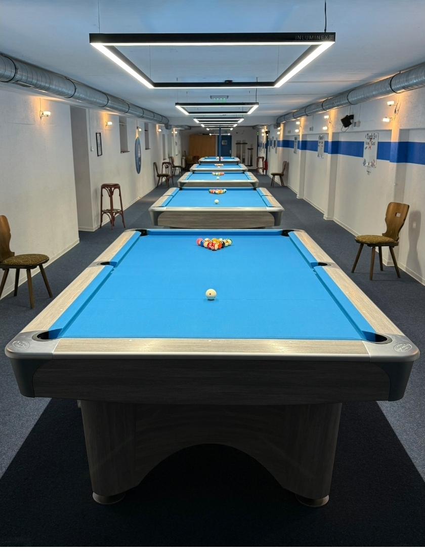 Reihe der Pooltische im Vereinsheim Denzlingen
