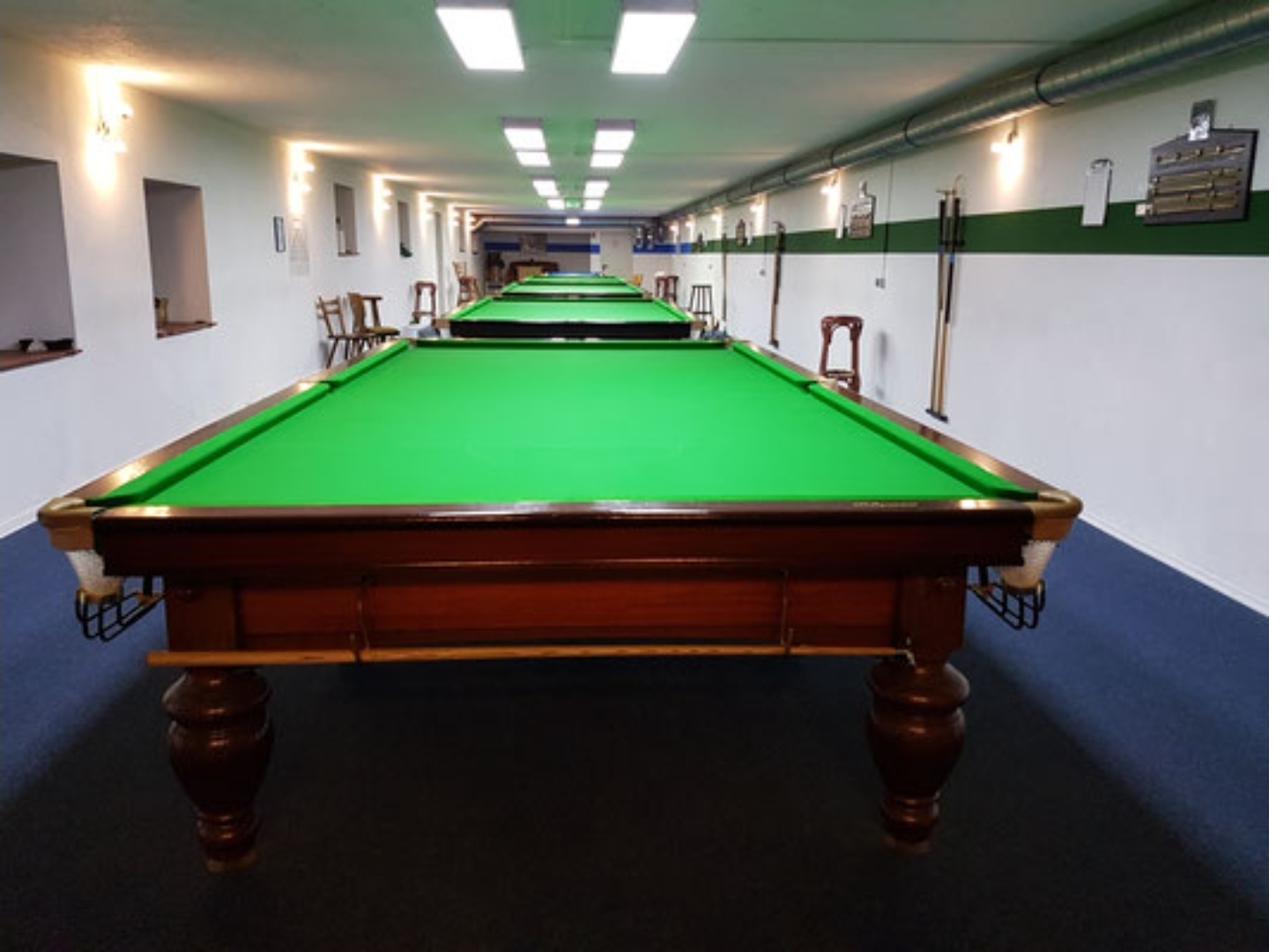 Snooker-Bereich mit vier Vollmaßtischen im Vereinsheim
